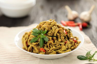 Tumis Usus Ayam veya Karıştır Kızarmış Sarı Baharatlı Tavuk Bağırsağı Beyaz Tabakta