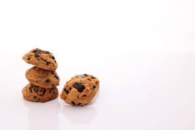 Ev yapımı çikolatalı kurabiyeler. Beyaz masa üzerinde kopyalama alanı ile izole edilmiş.