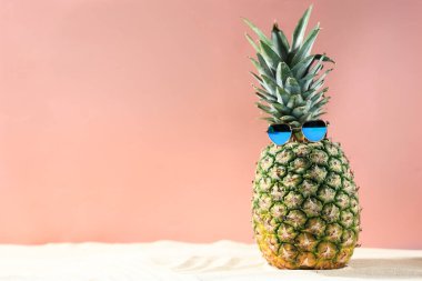 Mavi Gözlüklü Tüm Ananas, Metin İçin Soace Kopyala