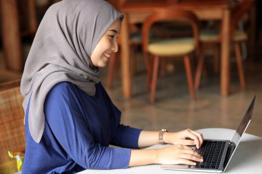 Başörtüsü Giyen Müslüman İş Kadını Kafe Restoranı 'nda Dizüstü bilgisayarla çalışıyor, Herhangi Bir yerden Çevrimiçi İş Buluşması