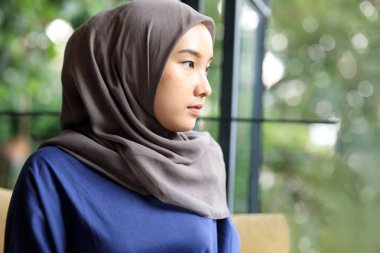 Genç Asyalı Endonezyalı kadın tesettüre daldı, Çok İleri Bakıyor.