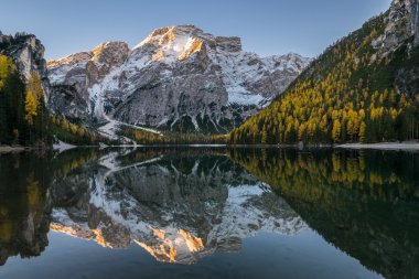 Göl dağ yansıması