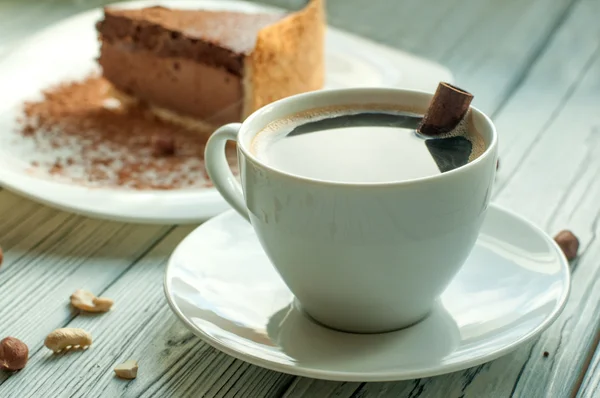 Komposisi dengan secangkir kopi hitam dan kedamaian kue keju cokelat — Stok Foto