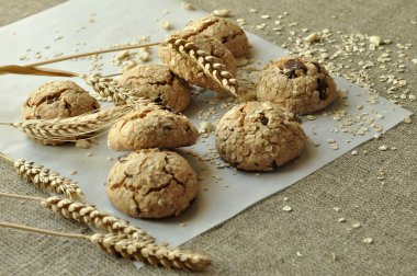 Bir rustik fotoğraf tahıl ile ev yapımı kurabiye, fıstık ve kulakları tarz.