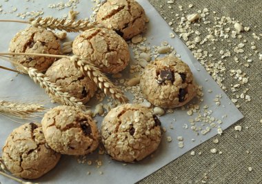Bir rustik fotoğraf tahıl ile ev yapımı kurabiye, fıstık ve kulakları tarz.