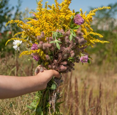 Parlak alan buket tutan küçük bir çocuğun el