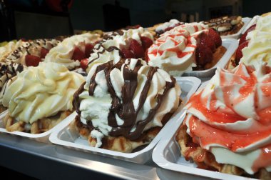 Waffle krema, çikolata ve çilek bir hawker'ın stand ile
