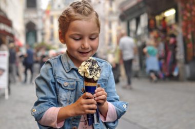 Bir gülümseyen kız dondurma ile kentsel bir portresi