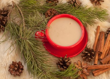 Bir Noel ve yeni yıl tatilleri kavram - kırmızı bir fincan sıcak kahve, köknar twigs, koniler, temsil eden bir parlak fotoğraf kürk tarçın ve yılbaşı ağacı süsleri bir beyaz yüzey