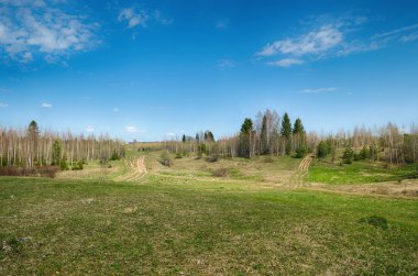 dağlık arazi ve mavi gökyüzü