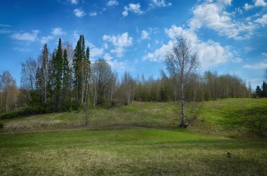 dağlık arazi ve mavi gökyüzü