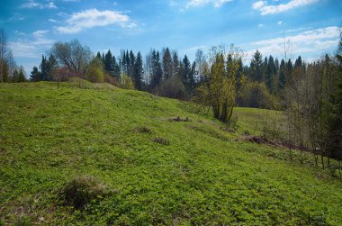 dağlık arazi ve mavi gökyüzü.