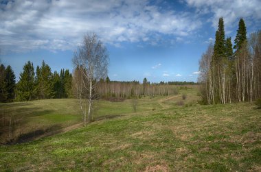 dağlık arazi ve mavi gökyüzü.