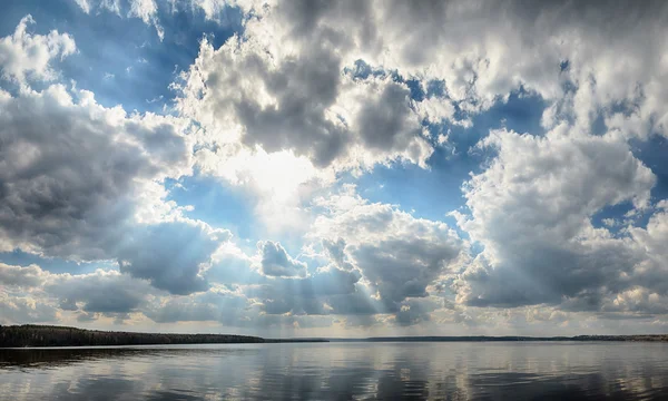 Rayons de soleil brille à travers les nuages . Images De Stock Libres De Droits