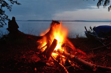 Gece şenlik ateşi Nehri üzerinde