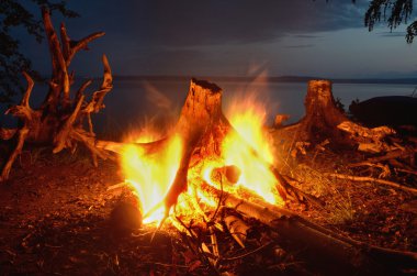 Gece şenlik ateşi Nehri üzerinde