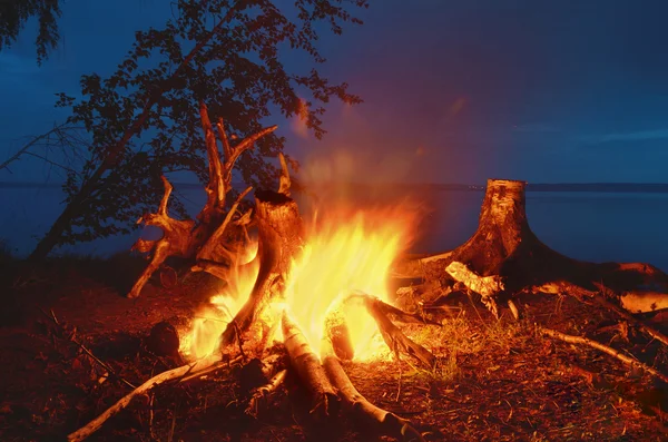 Wieczorem ognisko nad brzegiem rzeki — Zdjęcie stockowe