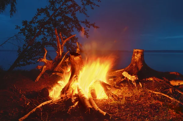 Feu de joie nocturne sur la rivière Photo De Stock