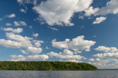 Güzel sahne tepelik nehrinin.