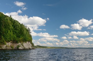 Güzel sahne tepelik nehrinin.
