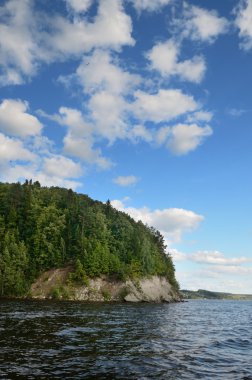 Güzel sahne tepelik nehrinin.