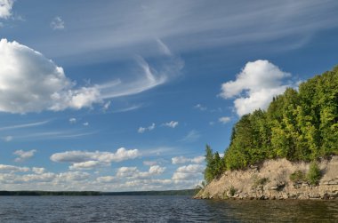 Güzel sahne tepelik nehrinin.