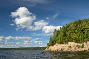 Güzel sahne tepelik nehrinin.