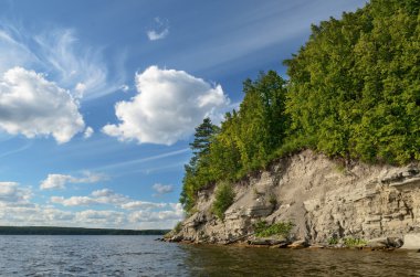 Güzel sahne tepelik nehrinin.