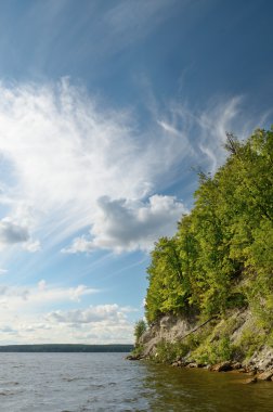 Güzel sahne tepelik nehrinin.
