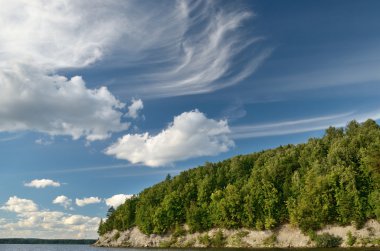 Güzel sahne tepelik nehrinin.
