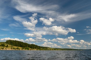 Güzel sahne tepelik nehrinin.