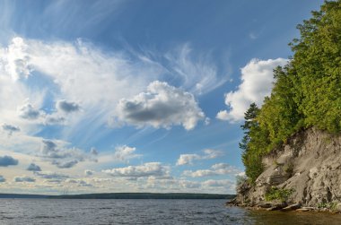 Güzel sahne tepelik nehrinin.