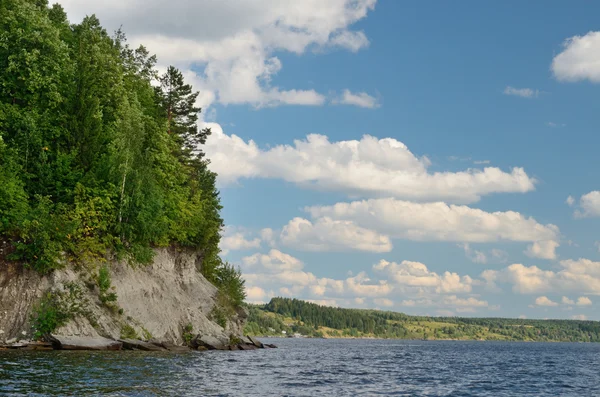 Güzel sahne tepelik nehrinin.