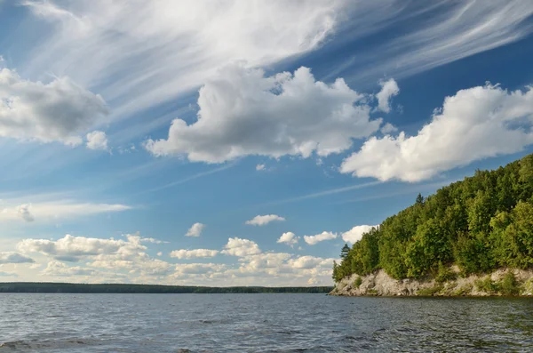 Beaux paysages bords vallonnés de la rivière . — Photo