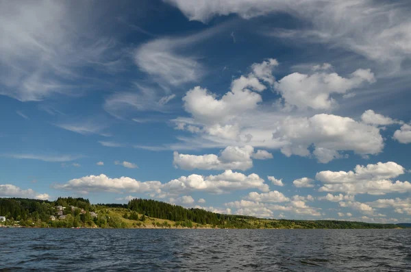 Beaux paysages bords vallonnés de la rivière . — Photo