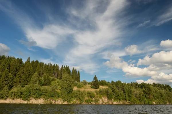 Bellissimo paesaggio sponde collinari del fiume . — Foto Stock