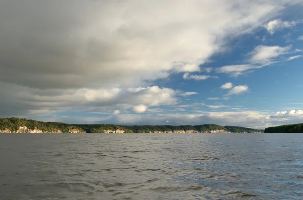 Güzel sahne tepelik nehrinin.