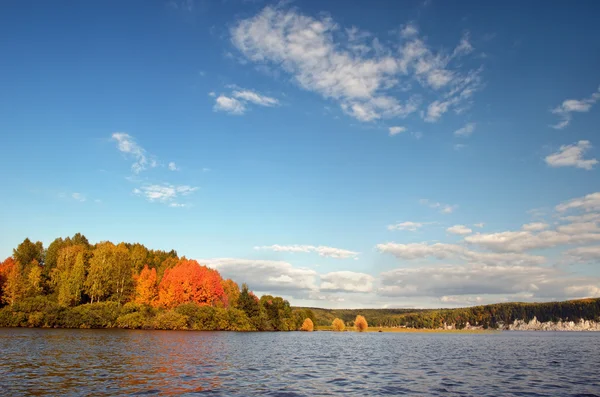 Pittoresco, colorato paesaggio autunnale . — Foto Stock