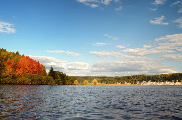 Pittoresco, colorato paesaggio autunnale . — Foto Stock