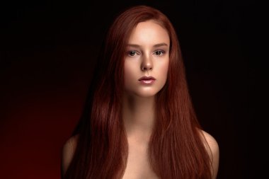 Kızıl saçlı güzellik kız