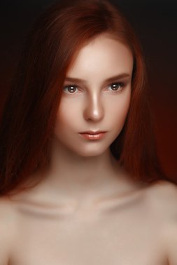 Kızıl saçlı güzellik kız