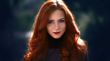 Kızıl saçlı güzellik kız