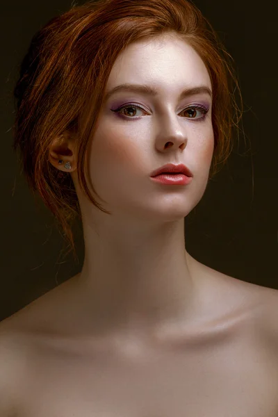 Piękna dziewczyna rudy — Zdjęcie stockowe