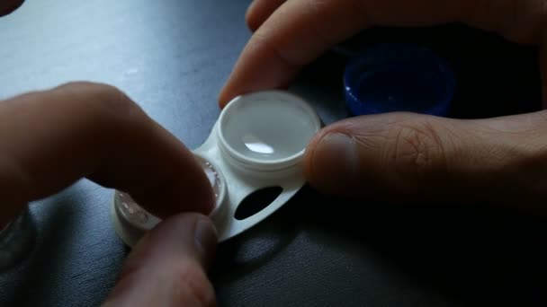 Sortez la lentille du récipient pour les lentilles 