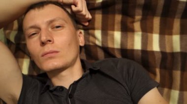 Dalgın adam yatakta yatıyordu