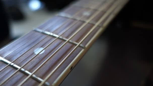 Cuello de la guitarra con el movimiento de la cámara — Vídeos de Stock