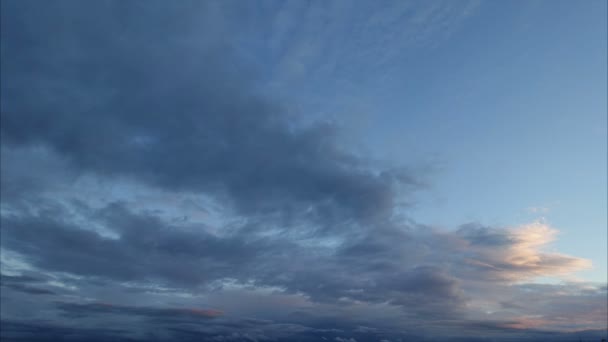 Die Bewegung der Wolken bei Sonnenuntergang — Stockvideo