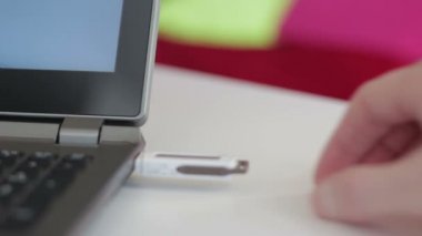 Bir Usb sürücü bir dizüstü için bağlantı
