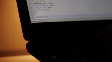 Karanlık içinde belgili tanımlık laptop ekranında giriş kodu