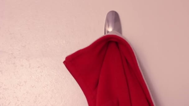 Fleece jack geworpen op de haak Hangers — Stockvideo